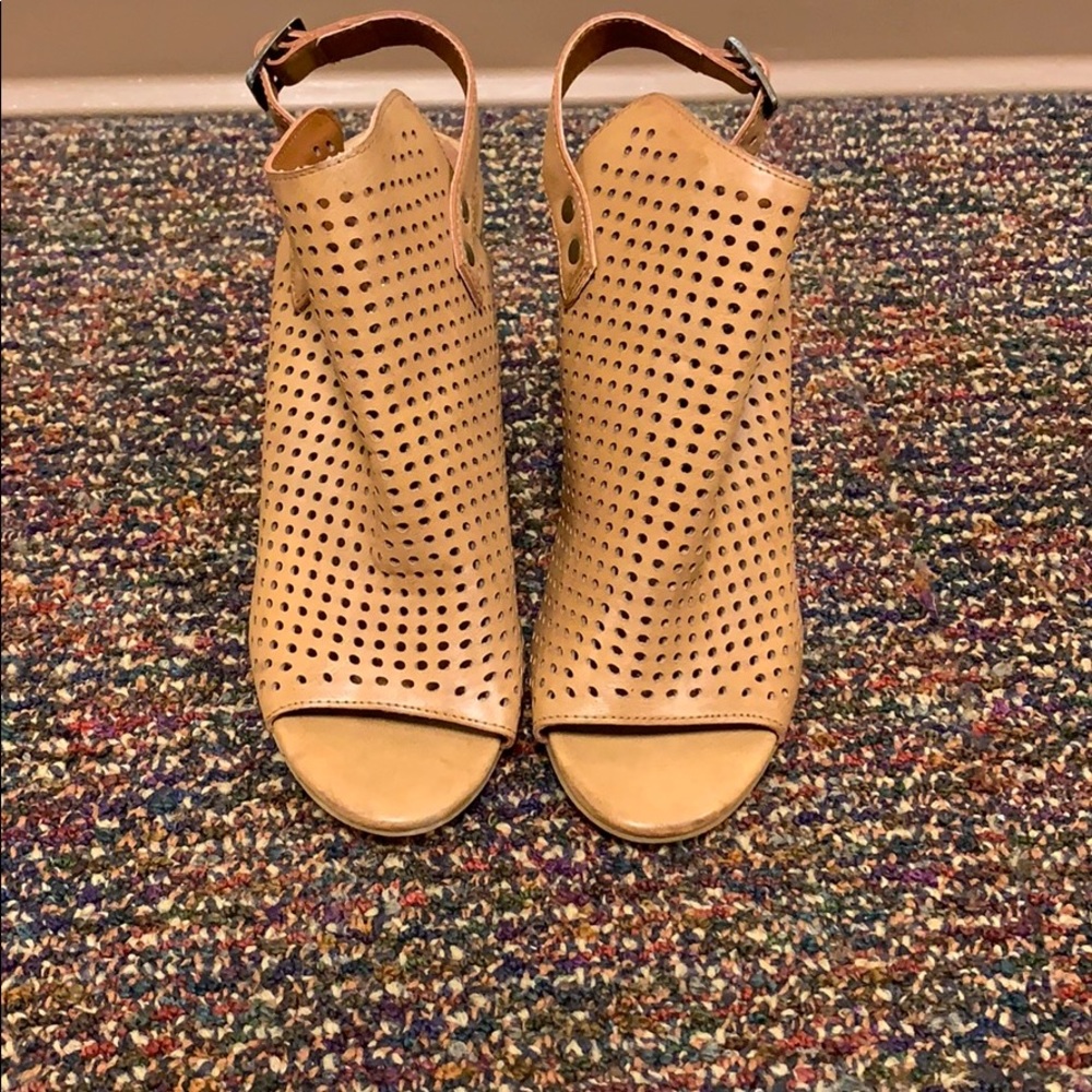 NEVER WORN HEELS